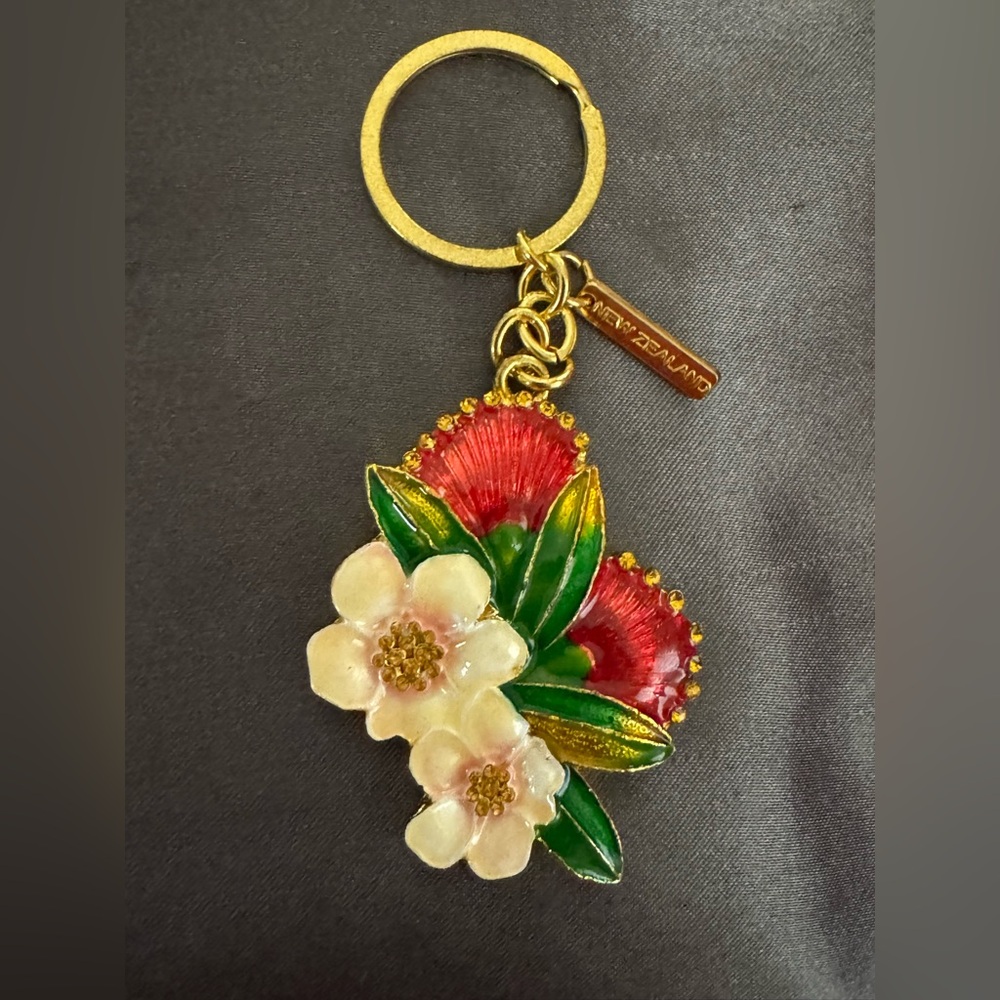 New Zealand Floral Keychain with Red and White Flowers